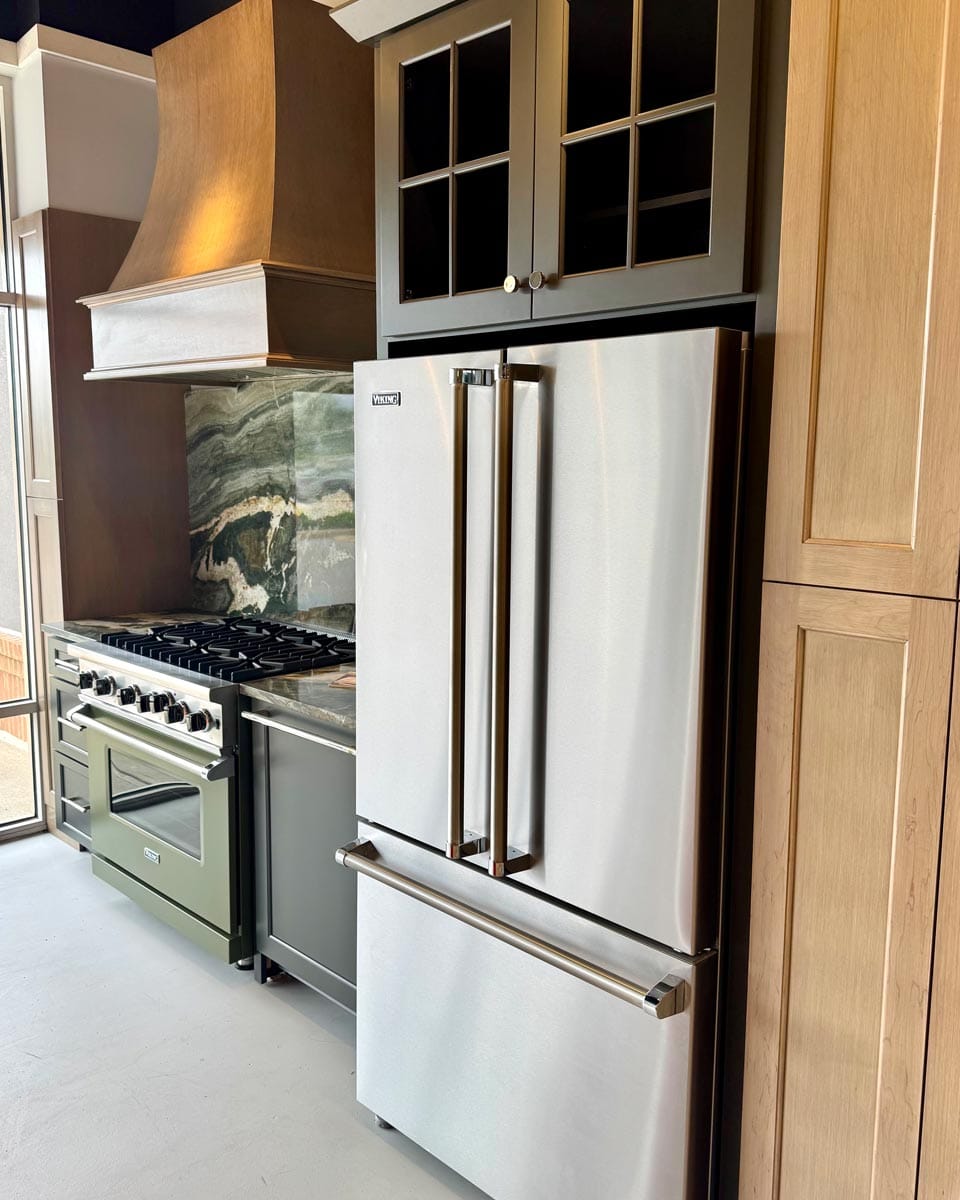 Front view of stainless steel high-end appliances in Shuee’s showroom